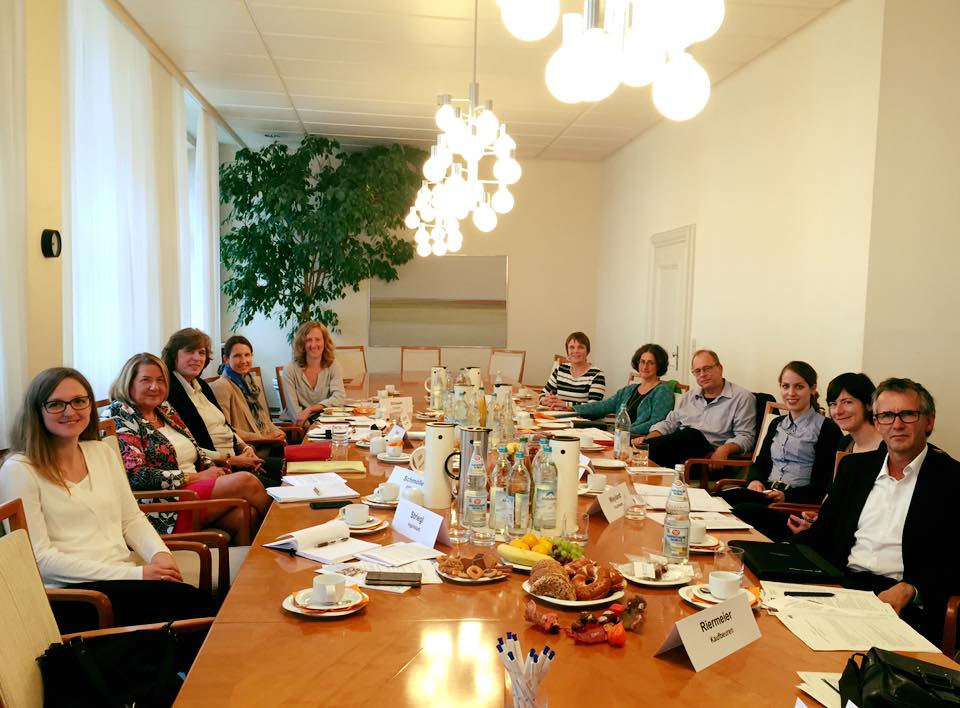 Gruppenfoto am Tisch