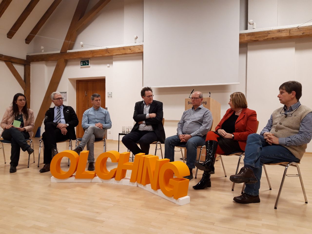 Gesprächsrunde in Olching mit Teilnehmern der Podiumsdiskussion