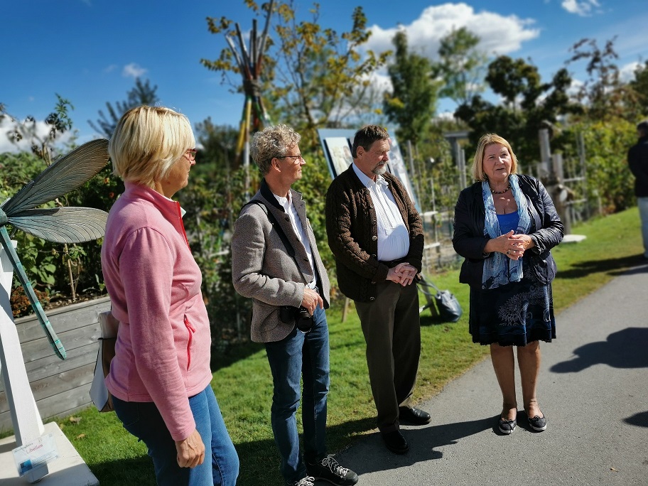 Vier Personen im Gespräch