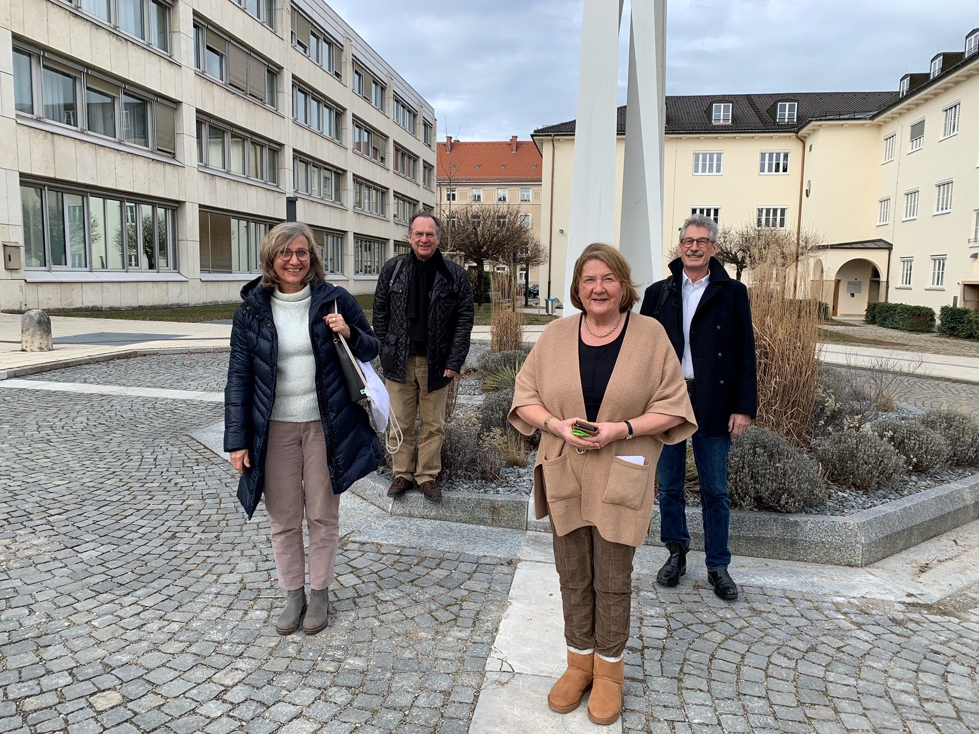 Vier Personen, draußen, freundliche Gesichter