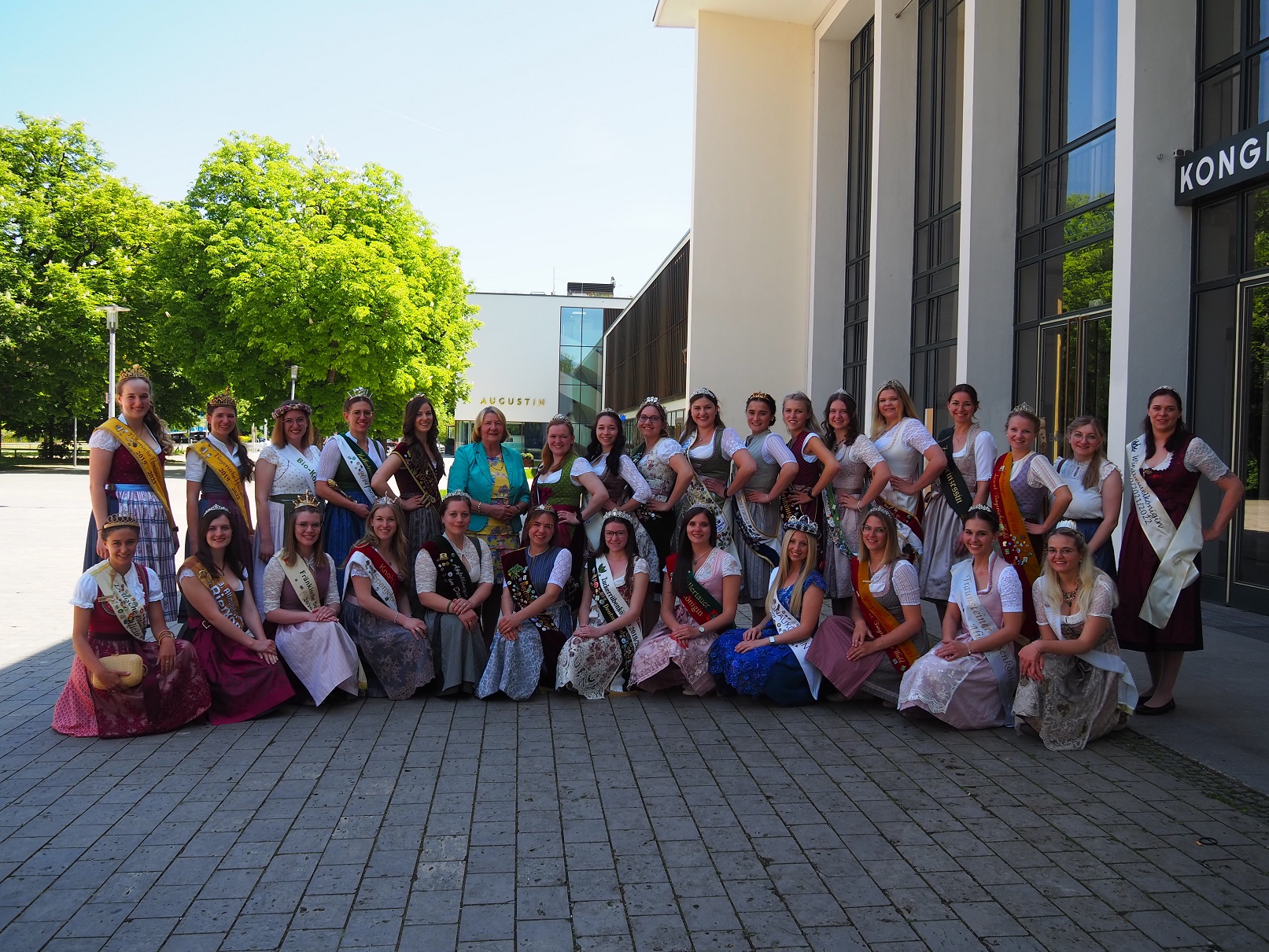 Frauen im Dirndl, Gruppenfoto, draußen, sonnig, heiter