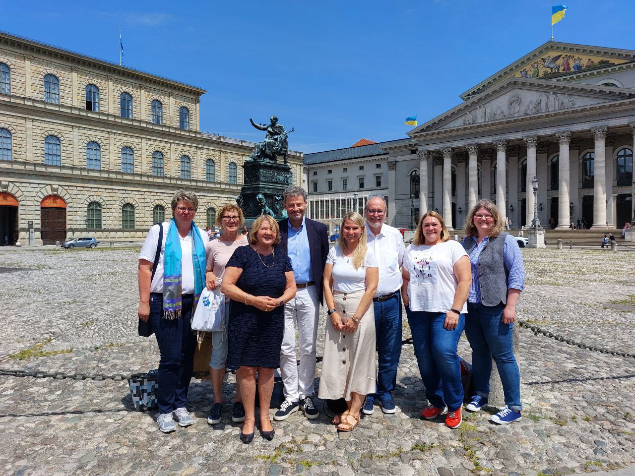 Gruppenfoto am Max-Joseph-Platz in München, 8 Personen, sonnig, sommerlich