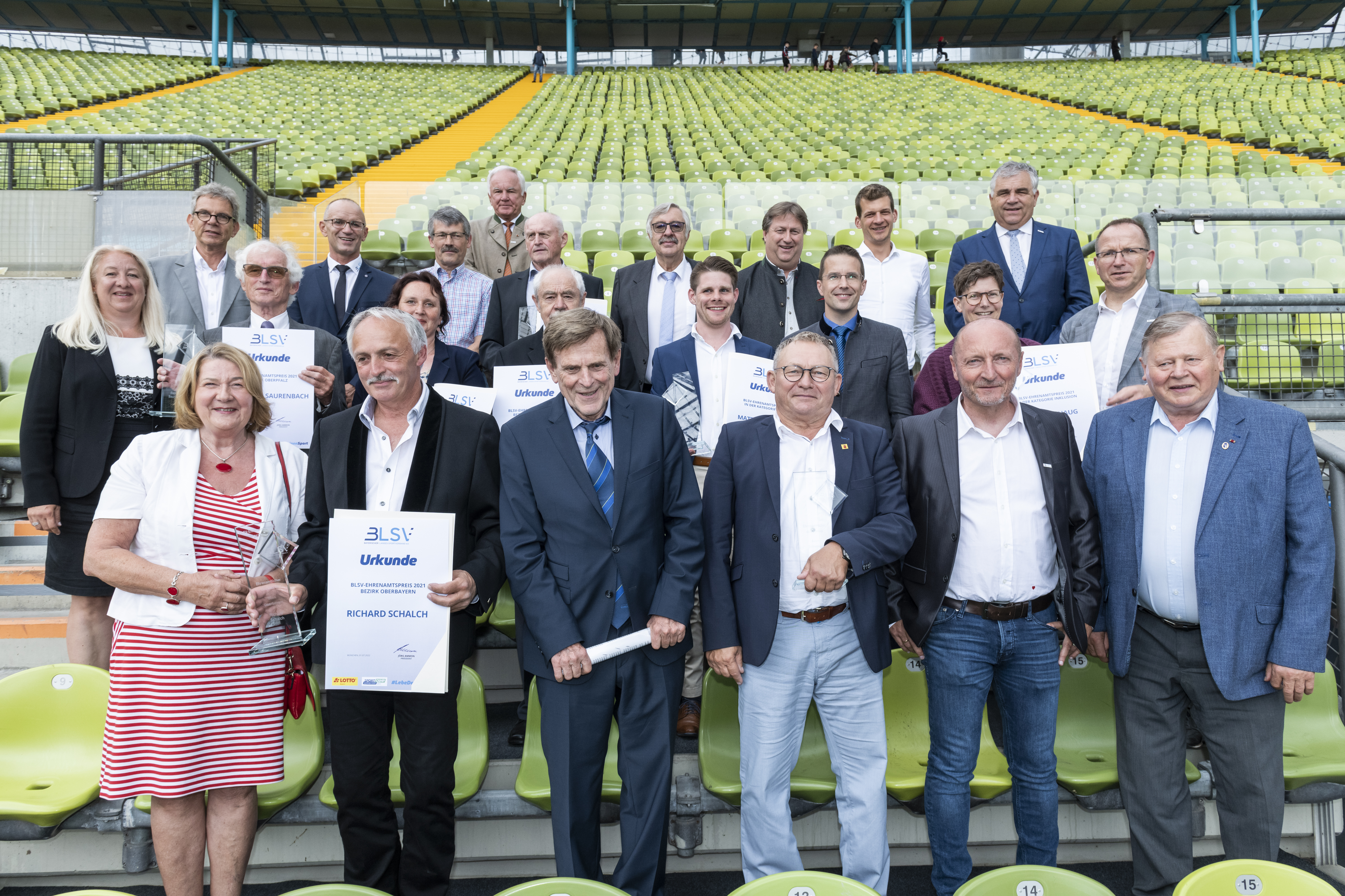 Gruppenbild auf Tribüne des Münchner Olympiastadions