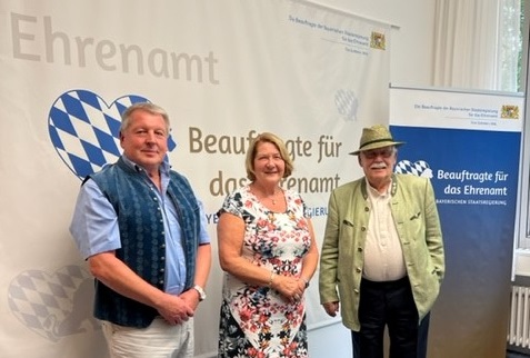 zwei männer und eine Frau