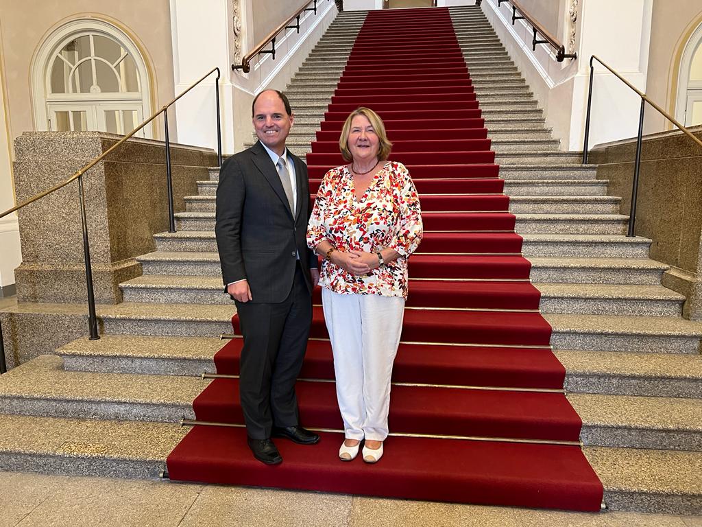 Ein Mann und eine Frau stehen auf einer Treppe im Landtag