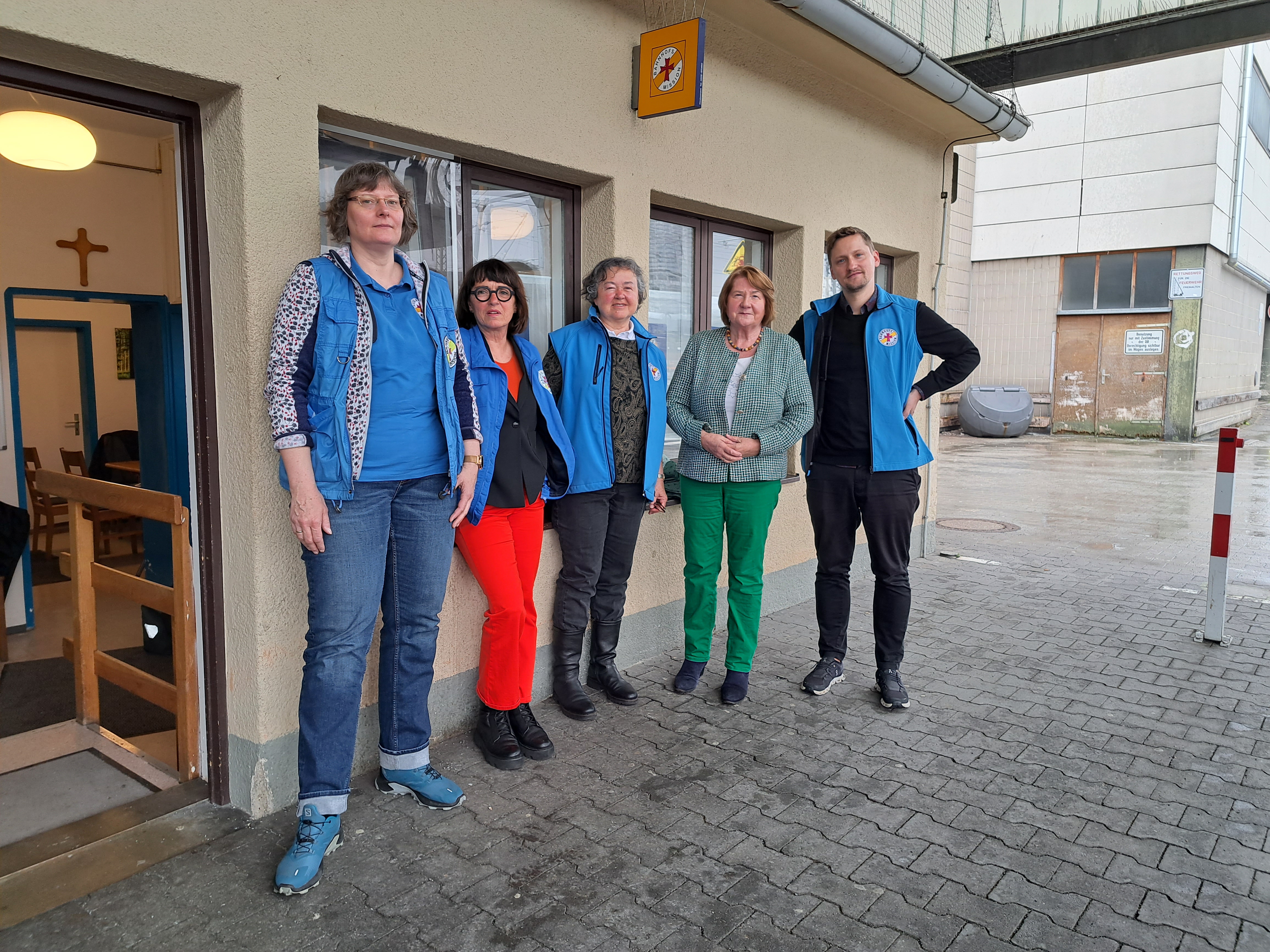 5 Personen vor einem Gebäude der Bahnhofsmission Augsburg