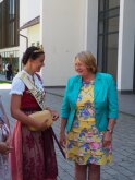Die deutsche Korbstadtkönigin Lichtenfels, Alicia I., im Gespräch mit Eva Gottstein