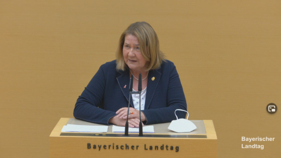 Frau Gottstein am Rednerpult im Landtag
