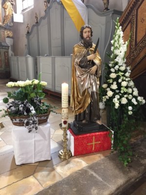 Weiße Rosen zu St. Batholomäus